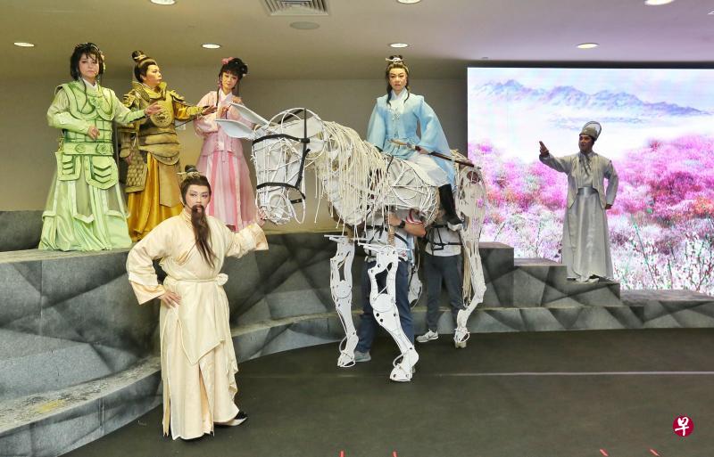 《情断昆吾剑》的实体马与六位演员。牵马者李莉玲，骑马者李美贞。后排左起李秀芳、郑巧莲，李绿侨和陈玉勇。