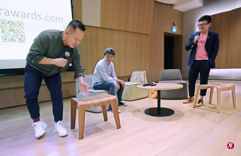杨国胜(左)以他设计的“断凳”,向台上另一主讲郑志伟(中)和主持人林方伟(右),以及台下观众讲述,技术上的困难也能成为设计的特点。 杨国胜(左)以他设计的“断凳”,向台上另一主讲郑志伟(中)和主持人林方伟(右),以及台下观众讲述,技术上的困难也能成为设计的特点。