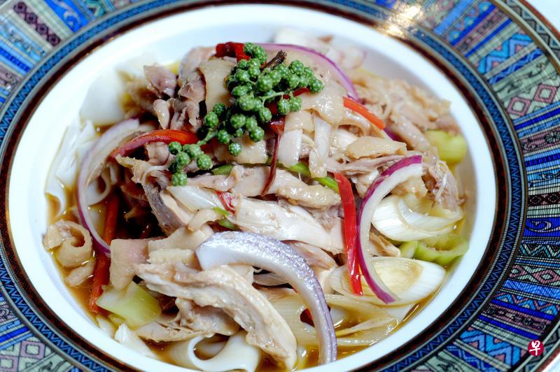 “阿里疆”招牌菜阿里疆椒麻鸡以新鲜花椒入菜,麻味独特但不会过呛。 “阿里疆”招牌菜阿里疆椒麻鸡以新鲜花椒入菜,麻味独特但不会过呛。