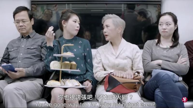 香港艺人叶德娴(右二)免费拍摄公益广告片,宣导香港公共交通礼仪。(互联网) 香港艺人叶德娴(右二)免费拍摄公益广告片,宣导香港公共交通礼仪。(互联网)