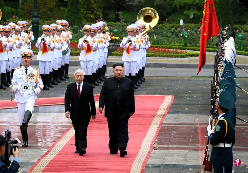 朝鲜国家领袖金正恩(右)在特金会破局后留在河内进行正式访问。周五,东道主为他举行欢迎仪式,越南国家主席阮富仲(左)陪同检阅仪队。金正恩预计今天结束访问回返朝鲜。(法新社) 朝鲜国家领袖金正恩(右)在特金会破局后留在河内进行正式访问。周五,东道主为他举行欢迎仪式,越南国家主席阮富仲(左)陪同检阅仪队。金正恩预计今天结束访问回返朝鲜。(法新社)