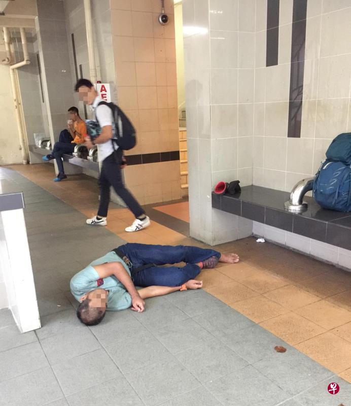 男子倒在组屋底层,许多路人却视而不见。(受访者提供) 男子倒在组屋底层,许多路人却视而不见。(受访者提供)