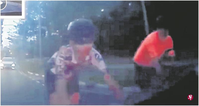 少年超越同行伙伴后,撞上奥迪轿车尾部。(取自面簿) 少年超越同行伙伴后,撞上奥迪轿车尾部。(取自面簿)