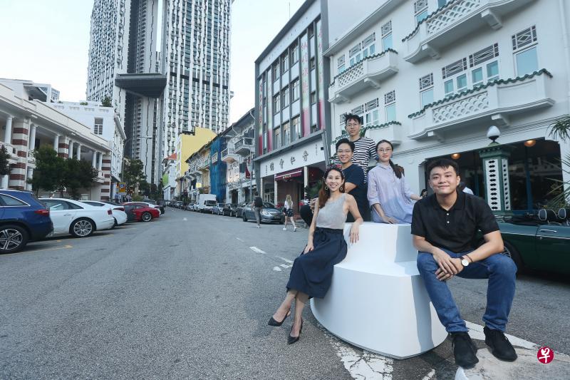 (左起,顺时针)OuterEdit设计公司夫妇陈雪敏与陈圣仁,以及设计师王一龙、王丽洁和盛彦凯这批“同一艘创意船上的人”将用设计创意激活武吉巴梳路。 (左起,顺时针)OuterEdit设计公司夫妇陈雪敏与陈圣仁,以及设计师王一龙、王丽洁和盛彦凯这批“同一艘创意船上的人”将用设计创意激活武吉巴梳路。