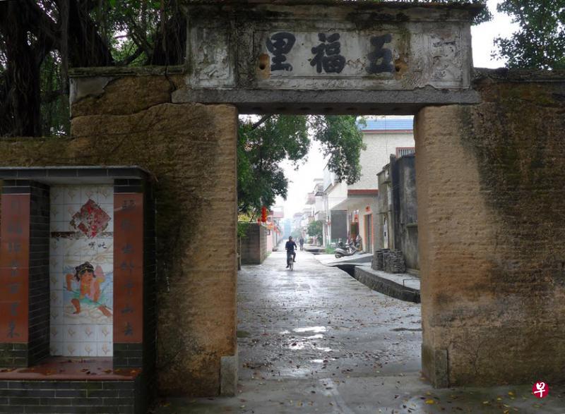 据学者考证，新会古井镇霞路村的赵姓族人，为宋氏皇朝后裔。图为霞路村五福里的北闸旧牌楼古迹。（赵慕媛摄）