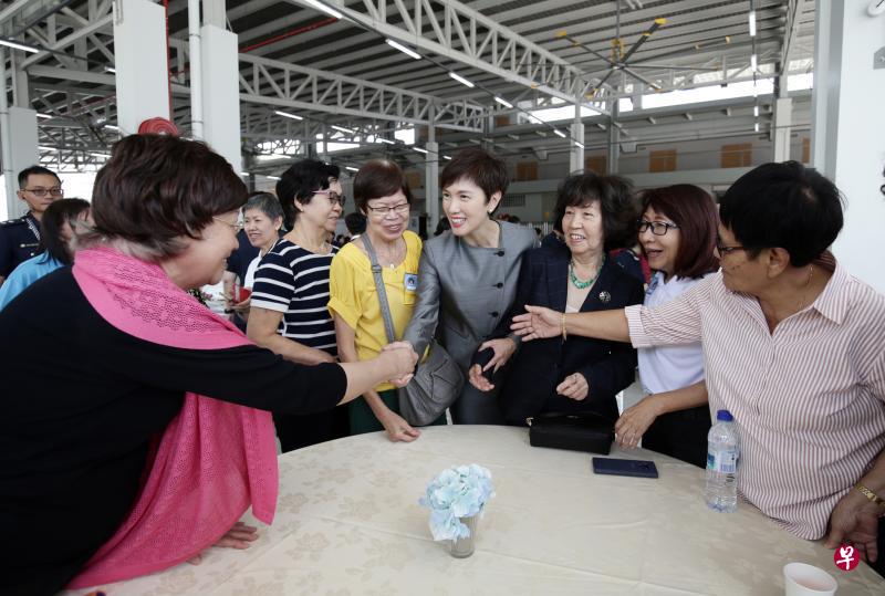 人力部长兼内政部第二部长杨莉明(右四)昨早偕同曾是女警的母亲廖菊秋(右三)参与“女性从警70周年庆”活动。(陈渊庄摄) 人力部长兼内政部第二部长杨莉明(右四)昨早偕同曾是女警的母亲廖菊秋(右三)参与“女性从警70周年庆”活动。(陈渊庄摄)