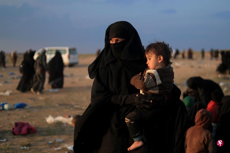 美国支持的武装组织‘叙利亚民主力量’（SDF）关押了逾2000名妇女和孩童，她们都是伊国组织的家人，大部分来自英国、法国、德国和比利时等国。（法新社）