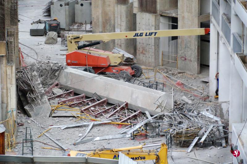 玛格烈通道工地长约20米的混凝土衔接桥相信是从25楼高处掉下,落在兴建中的多层停车场前方。(梁麒麟摄) 玛格烈通道工地长约20米的混凝土衔接桥相信是从25楼高处掉下,落在兴建中的多层停车场前方。(梁麒麟摄)