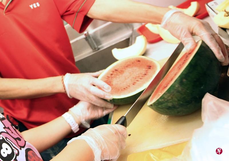 切西瓜最好使用专用的水果刀具。(档案照) 切西瓜最好使用专用的水果刀具。(档案照)