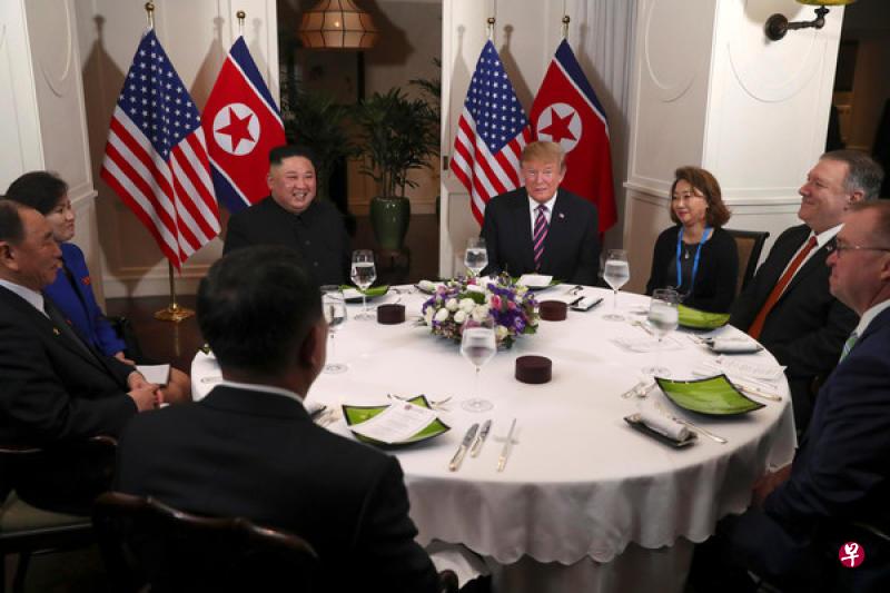 2月27日,美国总统特朗普和朝鲜最高领导人金正恩在越南河内共进晚餐。(路透社档案照) 2月27日,美国总统特朗普和朝鲜最高领导人金正恩在越南河内共进晚餐。(路透社档案照)