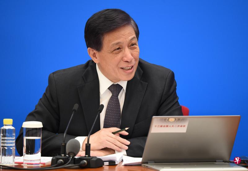 中国全国人大会议新闻发言人张业遂说,美国渲染特定中国企业产品存在安全风险是“以政治手段干预经济行为”。(中新社) 中国全国人大会议新闻发言人张业遂说,美国渲染特定中国企业产品存在安全风险是“以政治手段干预经济行为”。(中新社)