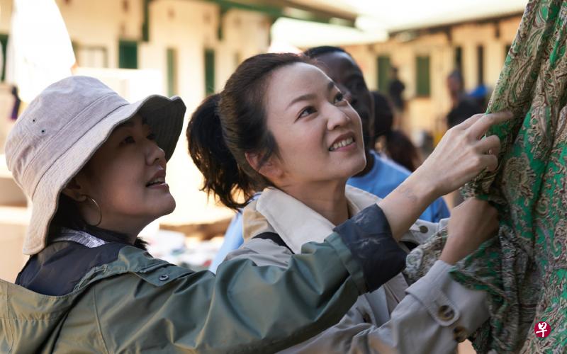 阿雅(右)主持《奇遇人生》,“姐妹淘”小S是第一集嘉宾,到非洲探访大象孤儿院。(互联网) 阿雅(右)主持《奇遇人生》,“姐妹淘”小S是第一集嘉宾,到非洲探访大象孤儿院。(互联网)