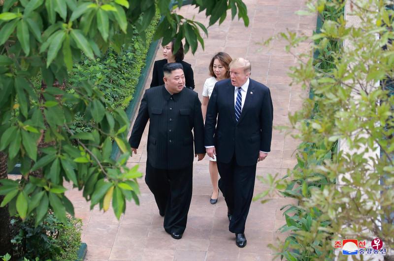 特朗普(右)和金正恩上周四上午在河内举行会谈,但过后临时取消签署联合宣言等安排。(路透社) 特朗普(右)和金正恩上周四上午在河内举行会谈,但过后临时取消签署联合宣言等安排。(路透社)