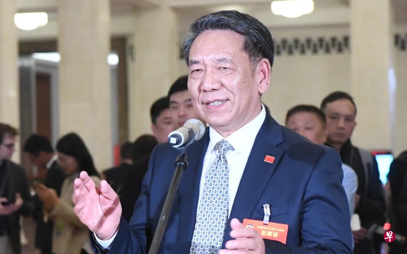 中国探月工程总设计师吴伟仁昨天在全国政协“委员通道”接受采访。(新华社) 中国探月工程总设计师吴伟仁昨天在全国政协“委员通道”接受采访。(新华社)