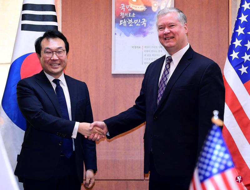 李度勋(左边)上个月与到访的比根在首尔会晤。(法新社) 李度勋(左边)上个月与到访的比根在首尔会晤。(法新社)