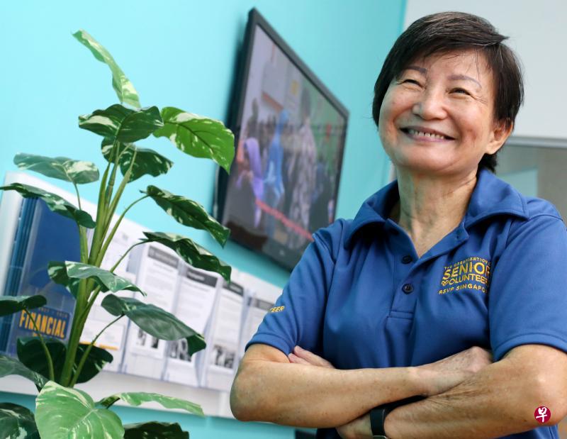 在乐龄义工组织担任义工的邹静芳希望能通过自身经验，教导其他年长者如何上网，以及掌握其他数码科技。（梁麒麟摄）