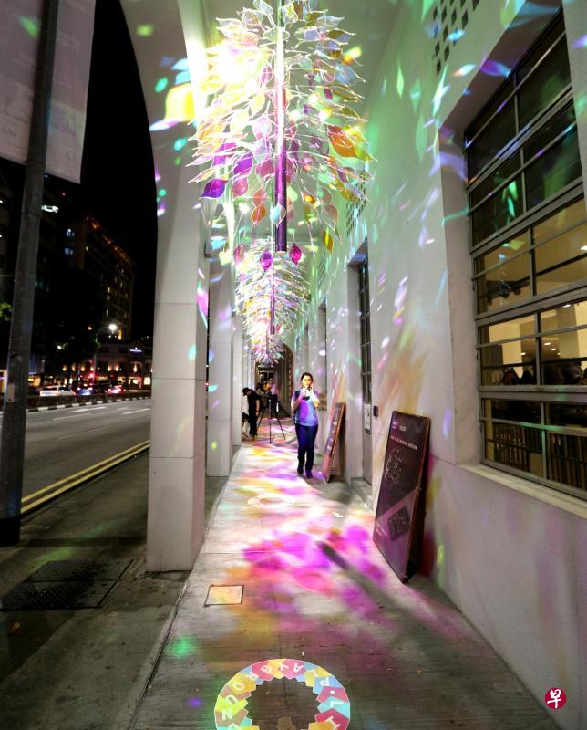 国家设计中心外的艺术装置“Light Playground”,通过万花筒般的灯光效果,吸引路人驻足欣赏本地建筑物。(庄耿闻摄) 国家设计中心外的艺术装置“Light Playground”,通过万花筒般的灯光效果,吸引路人驻足欣赏本地建筑物。(庄耿闻摄)