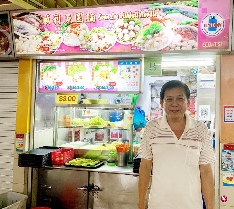 “顺利鱼圆面”摊主王炳顺已开档37年。 (张曦予摄) “顺利鱼圆面”摊主王炳顺已开档37年。 (张曦予摄)