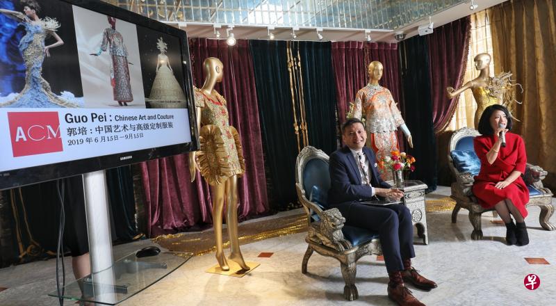 中国高定服装第一人郭培（右）与亚洲文明博物馆馆长陈威仁在郭培北京工作室“玫瑰坊”举办展览发布会，宣布“中华风”系列展由郭培华服展打头阵。（何家俊摄）