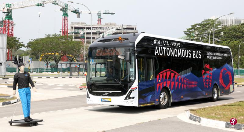 这辆12米长的无人驾驶电动巴士安装先进的探测系统,一旦探测到前方有障碍物,就会自动停下来。(邝启聪摄) 这辆12米长的无人驾驶电动巴士安装先进的探测系统,一旦探测到前方有障碍物,就会自动停下来。(邝启聪摄)