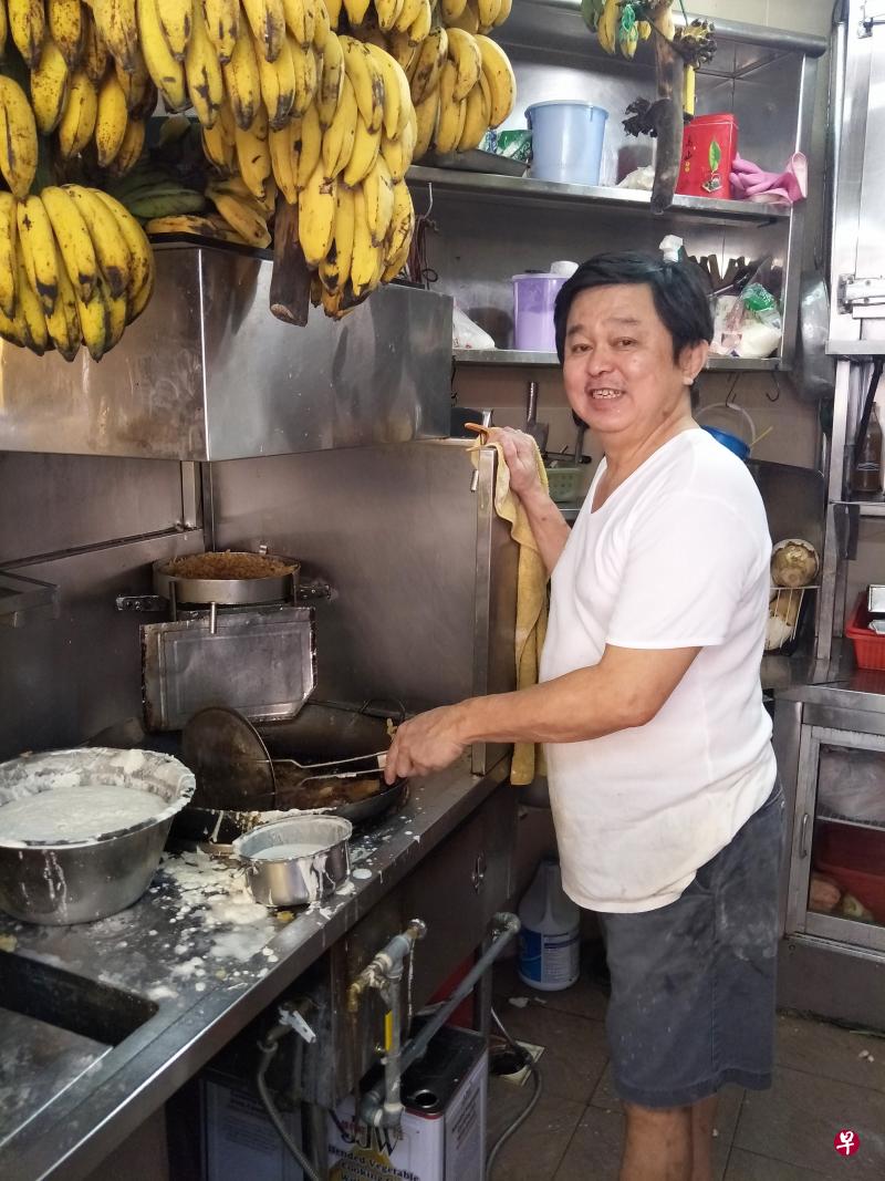 许崇裕如今在金文泰小贩中心售卖炸香蕉。(洪嘉仪摄) 许崇裕如今在金文泰小贩中心售卖炸香蕉。(洪嘉仪摄)