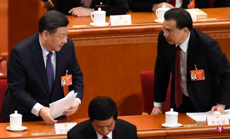 中国全国人大会议昨早开幕,中国国家主席习近平(左)和总理李克强在会场上交谈。(法新社) 中国全国人大会议昨早开幕,中国国家主席习近平(左)和总理李克强在会场上交谈。(法新社)