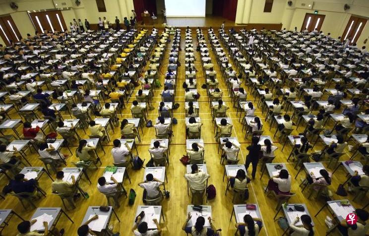 从2024年起,中学不再分流,而全面推行科目编班,让学生根据能力修读适合自己水平的科目。中学会考不分N水准和O水准,改以全国统一考试框架取代。毕业证书将列学生在个别科目与所修水平的成绩。(档案照) 从2024年起,中学不再分流,而全面推行科目编班,让学生根据能力修读适合自己水平的科目。中学会考不分N水准和O水准,改以全国统一考试框架取代。毕业证书将列学生在个别科目与所修水平的成绩。(档案照)