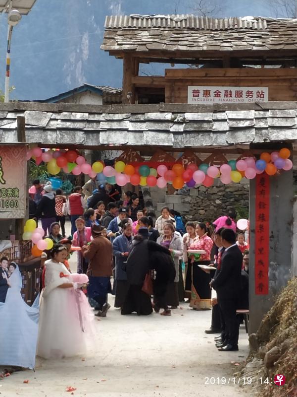 办婚礼小村子热闹非常。 办婚礼小村子热闹非常。