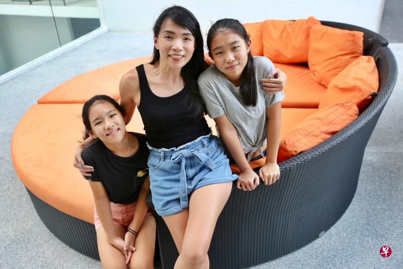陈雪玲(38岁,公关部门主管)上个月已带两名11岁和13岁的女儿接种HPV疫苗。她对校园接种HPV疫苗计划表示欢迎,并呼吁家长们多了解HPV疫苗的好处,更好地保障孩子未来的健康。(陈佩敏摄) 陈雪玲(38岁,公关部门主管)上个月已带两名11岁和13岁的女儿接种HPV疫苗。她对校园接种HPV疫苗计划表示欢迎,并呼吁家长们多了解HPV疫苗的好处,更好地保障孩子未来的健康。(陈佩敏摄)