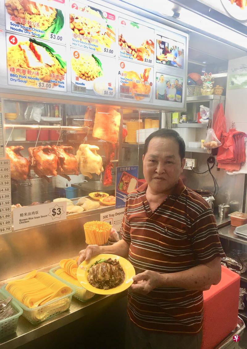 叶建顺相应号召,卖健康美食。 以鸡汤精华烹煮的油鸡糙米饭。(张曦予 摄) 叶建顺相应号召,卖健康美食。 以鸡汤精华烹煮的油鸡糙米饭。(张曦予 摄)