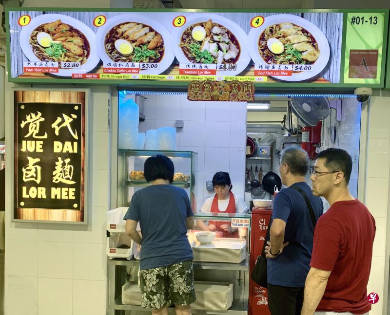 不少食客排队光顾卤面摊。 (张曦予摄) 不少食客排队光顾卤面摊。 (张曦予摄)