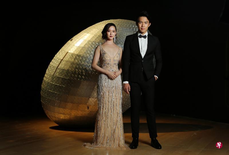 正式着装男士应隆重,女士应华丽。(龙国雄摄) 正式着装男士应隆重,女士应华丽。(龙国雄摄)