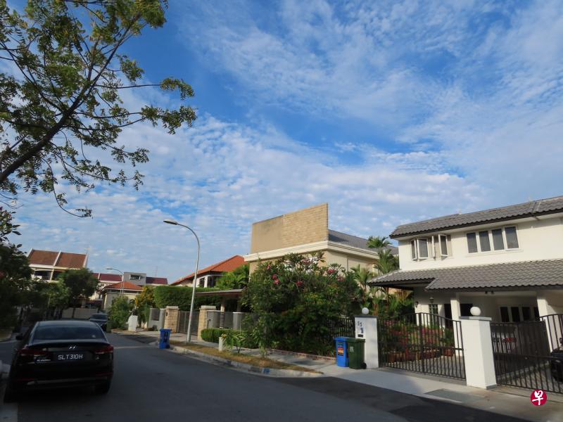 相机在21毫米焦距几乎看不到屋顶上的动物,但是调到最远的1365毫米焦距后,却可以清晰看出有一只珠颈鸽。(谢智扬摄影) 相机在21毫米焦距几乎看不到屋顶上的动物,但是调到最远的1365毫米焦距后,却可以清晰看出有一只珠颈鸽。(谢智扬摄影)