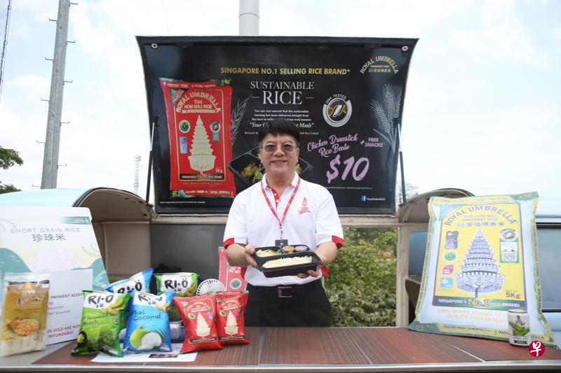 C.P. Intertrade Co.公司的副总裁刘凙海推荐用皇族安培哪香米煮鸡饭。 C.P. Intertrade Co.公司的副总裁刘凙海推荐用皇族安培哪香米煮鸡饭。