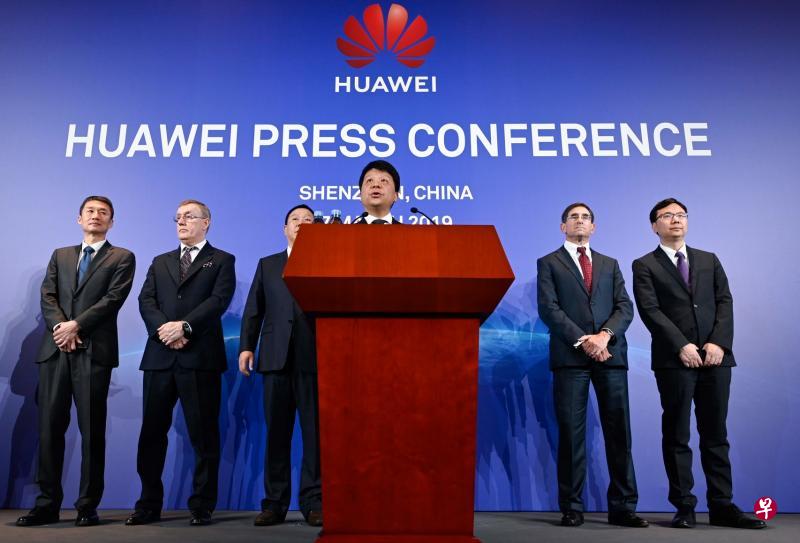 华为轮值董事长郭平(左四)昨早在深圳记者会上宣读声明。(法新社) 华为轮值董事长郭平(左四)昨早在深圳记者会上宣读声明。(法新社)