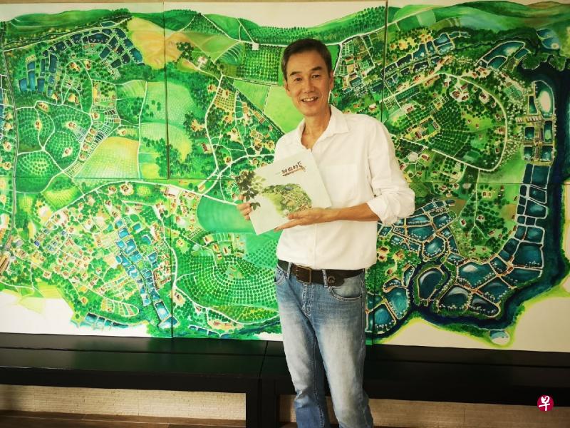 美术插画师黄耀天通过绘图重现昔日义顺财启村的旧貌,他的创作收录在《梦里故乡——财启村》绘本。背景的绘图是黄耀天正在完善的一幅财启村全景图,一部分明后天将在“昔日财启村、今日忠邦城”展览上展出。(受访者提供) 美术插画师黄耀天通过绘图重现昔日义顺财启村的旧貌,他的创作收录在《梦里故乡——财启村》绘本。背景的绘图是黄耀天正在完善的一幅财启村全景图,一部分明后天将在“昔日财启村、今日忠邦城”展览上展出。(受访者提供)