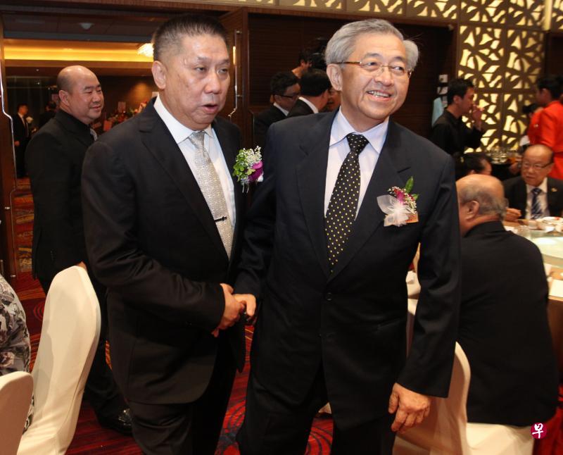 　2012年9月15日在潮州八邑会馆83周年晚宴上，当时的八邑会长吴南祥（左）和时任潮州总会署理会长张昌隆握手情景。（档案照片）