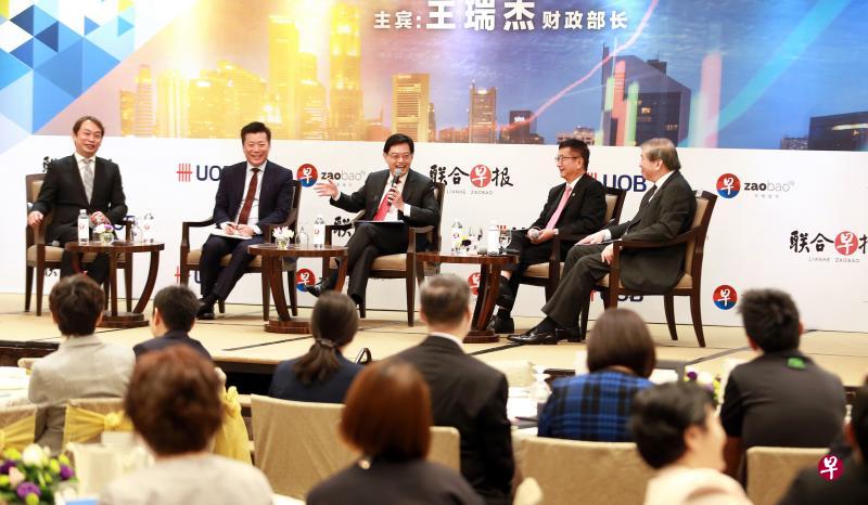 财政部长王瑞杰(中)与工商联合总会主席张松声(右一)、中华总商会会长黄山忠(右二)和制造商总会会长符标熊(左一)共同探讨新财年预算案宣布。《联合早报》兼《联合晚报》总编辑吴新迪(左二)是对话会主持人。(唐家鸿摄) 财政部长王瑞杰(中)与工商联合总会主席张松声(右一)、中华总商会会长黄山忠(右二)和制造商总会会长符标熊(左一)共同探讨新财年预算案宣布。《联合早报》兼《联合晚报》总编辑吴新迪(左二)是对话会主持人。(唐家鸿摄)
