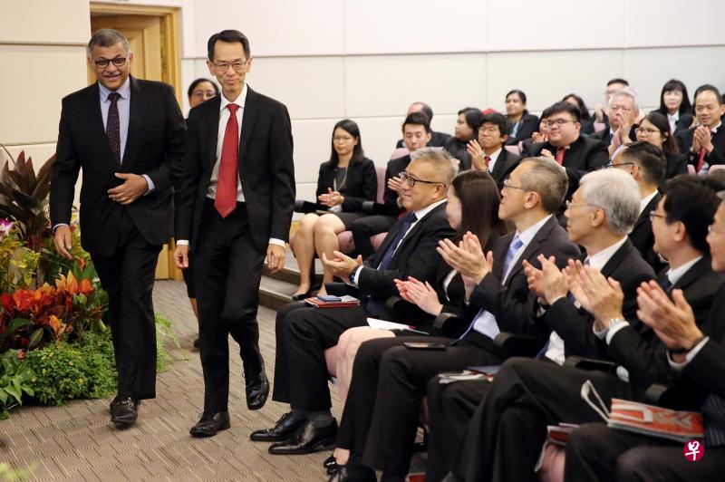 大法官梅达顺(左一)受邀以嘉宾身份出席第28届国家法院工作研讨会。国家法院首席法官施奇恩(左二)致词宣布国家法院将推行13项新措施。(海峡时报) 大法官梅达顺(左一)受邀以嘉宾身份出席第28届国家法院工作研讨会。国家法院首席法官施奇恩(左二)致词宣布国家法院将推行13项新措施。(海峡时报)