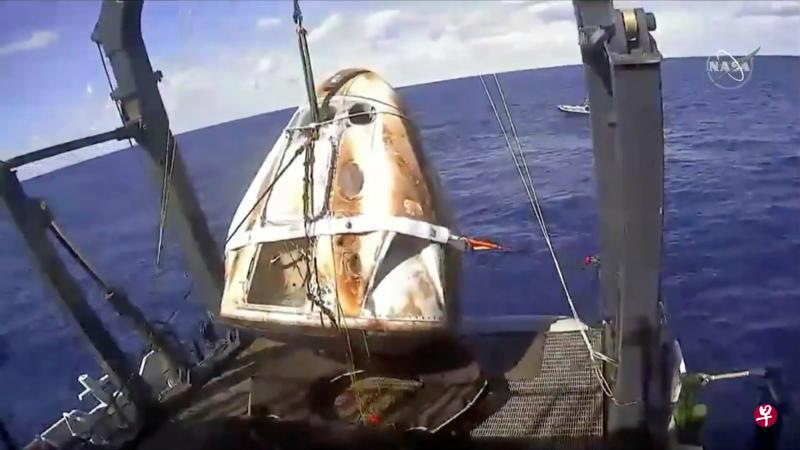 2019年03月08日,美国载人版“龙”飞船溅落在大西洋之后,由太空探索技术公司的回收船打捞起来。(路透社) 2019年03月08日,美国载人版“龙”飞船溅落在大西洋之后,由太空探索技术公司的回收船打捞起来。(路透社)
