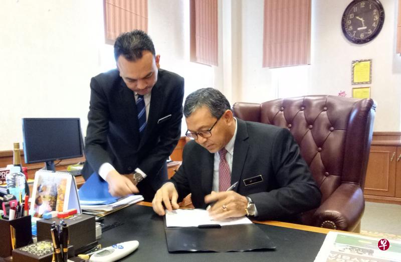 玻璃市州务大臣阿兹兰(右)率先表示支持,并形容此举是加强巫伊两党关系的“积极步骤”。(星洲日报档案照) 玻璃市州务大臣阿兹兰(右)率先表示支持,并形容此举是加强巫伊两党关系的“积极步骤”。(星洲日报档案照)