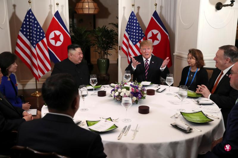 2月27日，特朗普和金正恩在河内大都会酒店共进晚餐，同桌齐坐，但口味各异。（法新社）