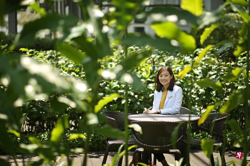 邱薏中是新加坡保健服务集团组织移植中心的移植协调员,她去年获新保集团颁发最杰出协调员奖。(叶振忠摄) 邱薏中是新加坡保健服务集团组织移植中心的移植协调员,她去年获新保集团颁发最杰出协调员奖。(叶振忠摄)