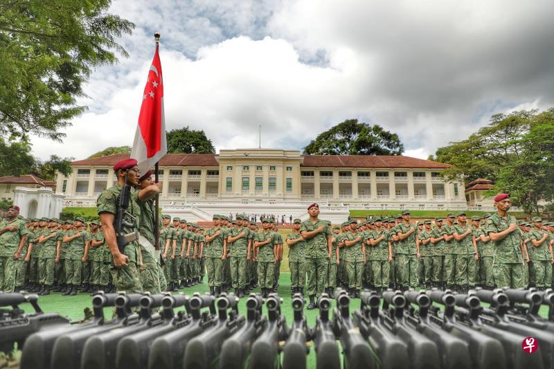 2019年2月15日,突击队训练学院的新兵在全面防卫日纪念活动上,在福康宁山这个具象征意义的地标从教官手中领取步枪,宣誓保家卫国。(档案照片) 2019年2月15日,突击队训练学院的新兵在全面防卫日纪念活动上,在福康宁山这个具象征意义的地标从教官手中领取步枪,宣誓保家卫国。(档案照片)