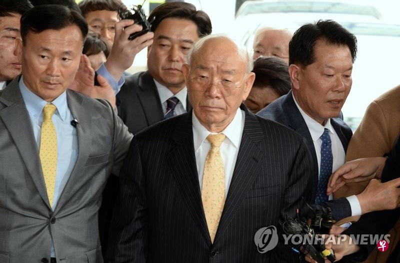 3月11日,韩国前总统全斗焕抵达光州地方法院。(韩联社) 3月11日,韩国前总统全斗焕抵达光州地方法院。(韩联社)