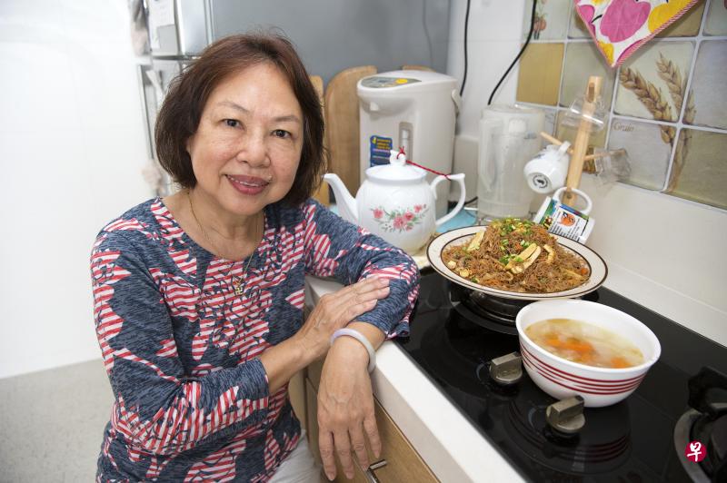 曾焕梅在全国乐龄学苑学习到许多烹饪诀窍。 曾焕梅在全国乐龄学苑学习到许多烹饪诀窍。