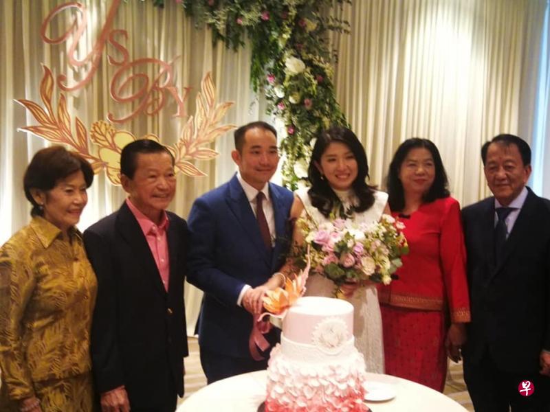 杨美盈(右三)与李耀升(右四)共切结婚蛋糕,与双方父母近亲分享结婚喜悦。左二为IOI集团创办人李深静及夫人孔美群(左一)。右起为杨美盈父亲杨福友及母亲叶玉珍。(星洲日报) 杨美盈(右三)与李耀升(右四)共切结婚蛋糕,与双方父母近亲分享结婚喜悦。左二为IOI集团创办人李深静及夫人孔美群(左一)。右起为杨美盈父亲杨福友及母亲叶玉珍。(星洲日报)