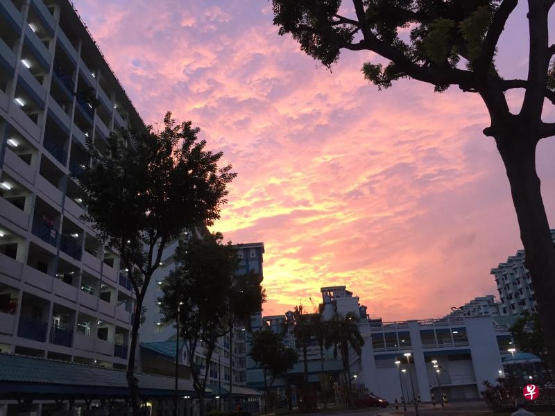 夕阳隔天做早班的时候从男护士那儿收到了消息狠狠地怔愣了一会儿,又悄悄地收起了她那不慎露出的怪罪的眼神。 夕阳隔天做早班的时候从男护士那儿收到了消息狠狠地怔愣了一会儿,又悄悄地收起了她那不慎露出的怪罪的眼神。