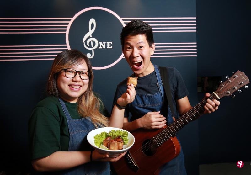 陈秀慧(左)和吴俊鸿放弃白领工作经营One Bar Cafe,希望和更多人分享美食与音乐。 陈秀慧(左)和吴俊鸿放弃白领工作经营One Bar Cafe,希望和更多人分享美食与音乐。