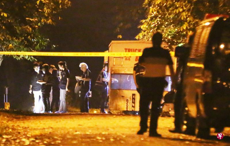 警方到林厝港8巷一带的丛林寻找死者崔雅洁的遗骸。(档案照片) 警方到林厝港8巷一带的丛林寻找死者崔雅洁的遗骸。(档案照片)